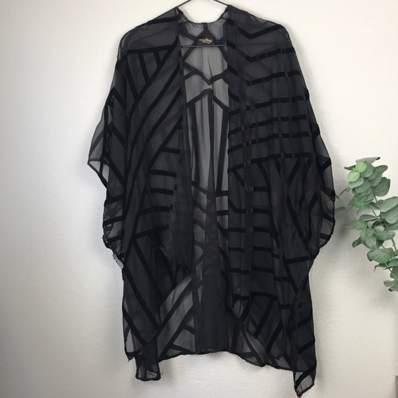 Audrey 3+1 Sweaters - Abstract line detail open kimono style